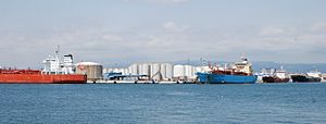 Archivo:Vaixells per al transport de líquids a granel al Port de Tarragona