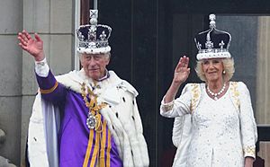 Archivo:Waving from Buckingham Palace Balcony (52877352018) (cropped)