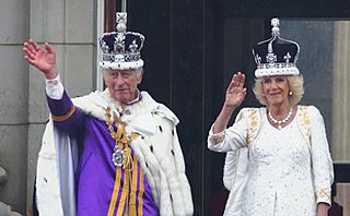 Waving from Buckingham Palace Balcony (52877352018) (cropped).jpg