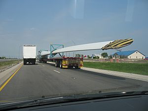 Archivo:Wind turbine blade transport I-35